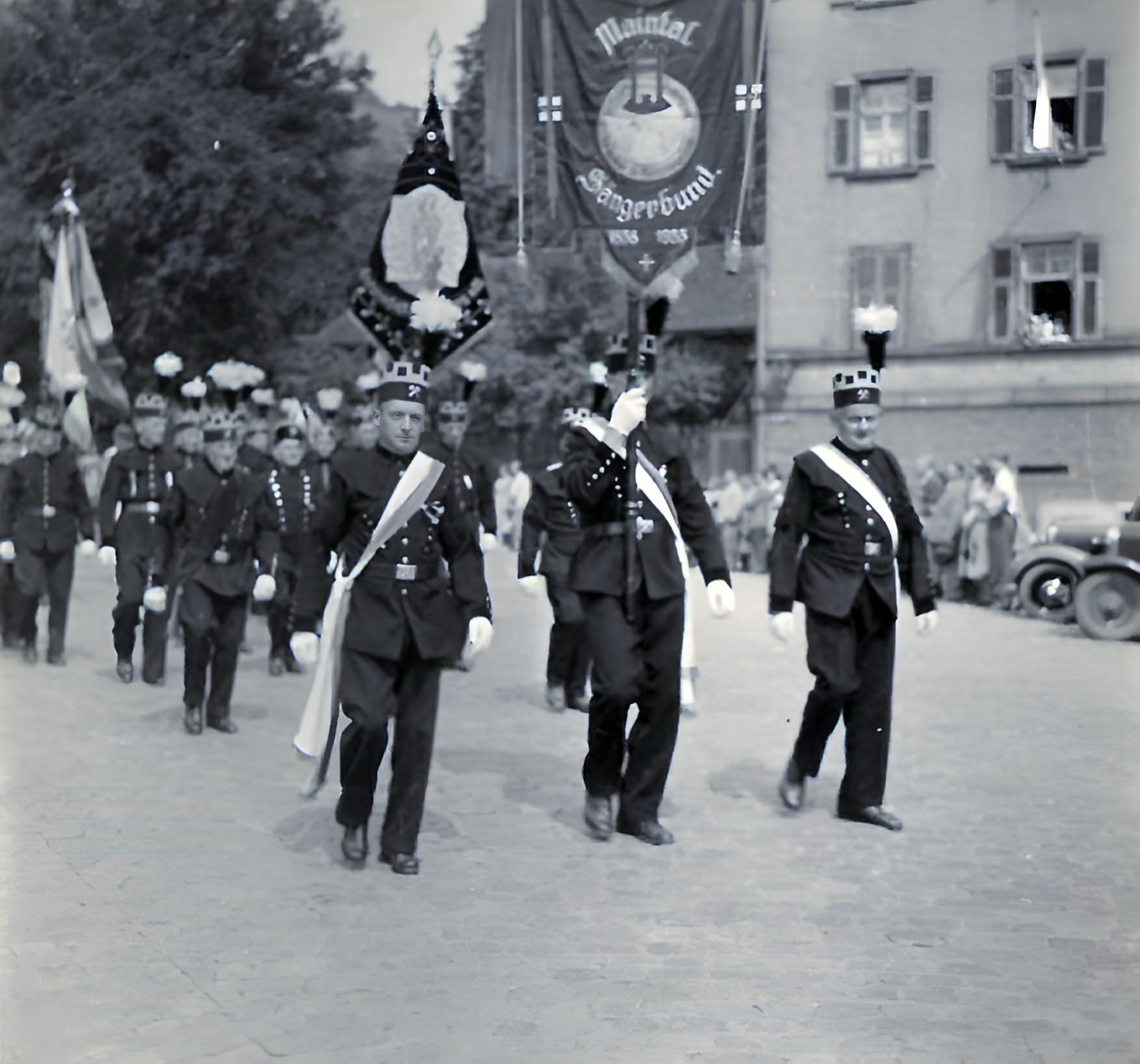 Bergwerker mit Knappschaftsfahne